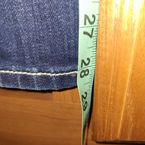 Miss Me Signature Skinny ladies jeans in a size 31 with a 28" inseam. EUC - Picture 2 of 9